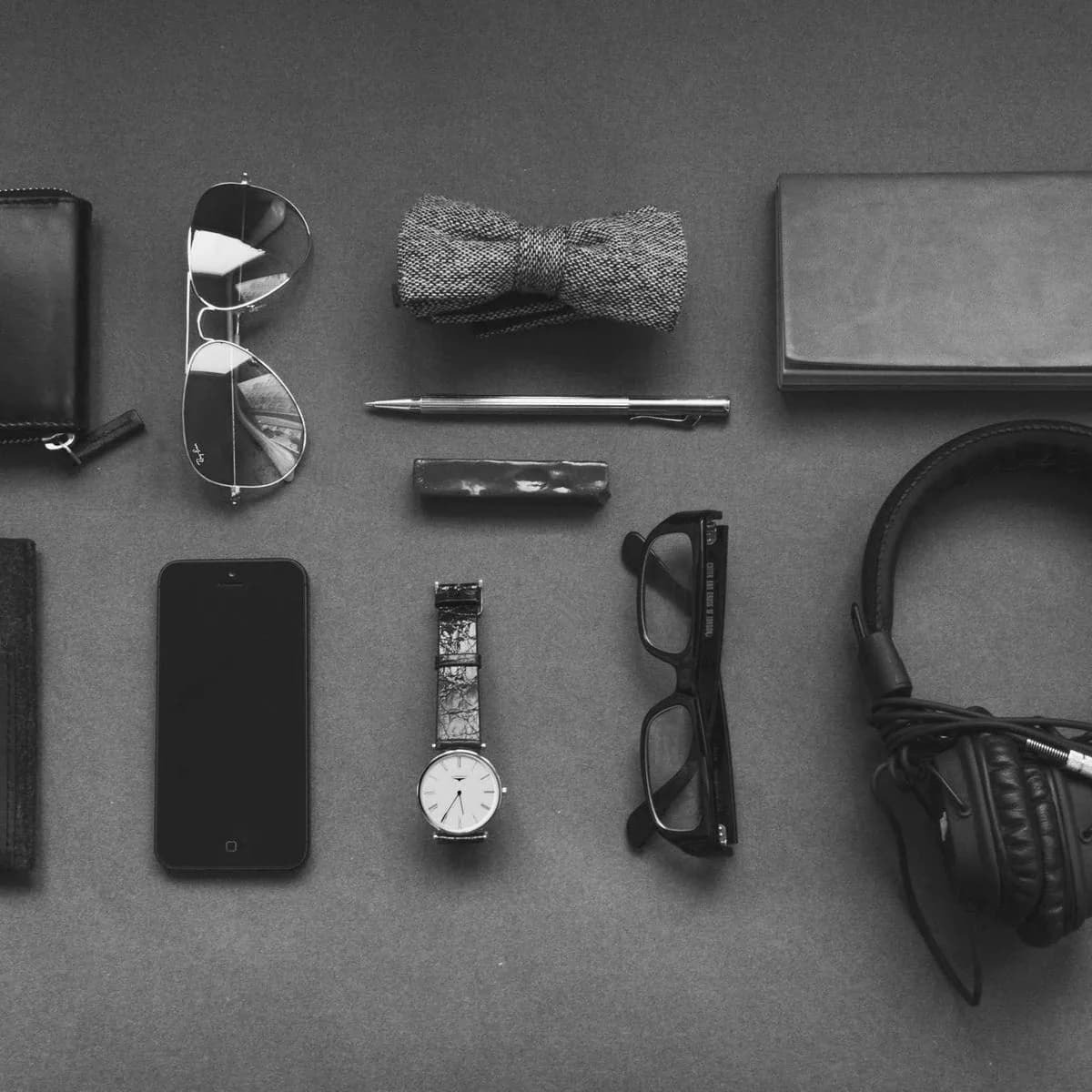 Objets personnels disposés à plat sur un bureau.