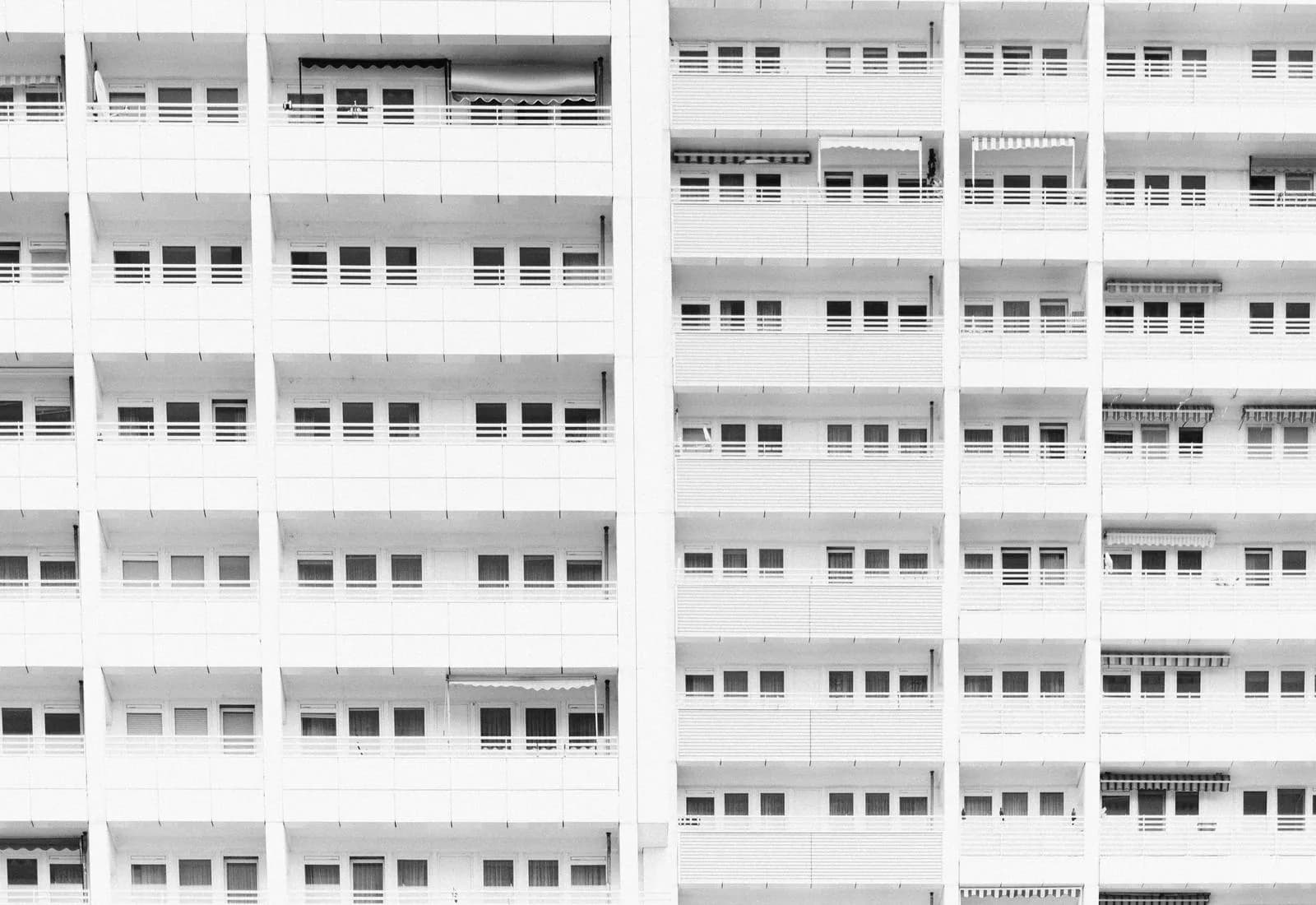 Façade répétitive d'un immeuble de bureaux.